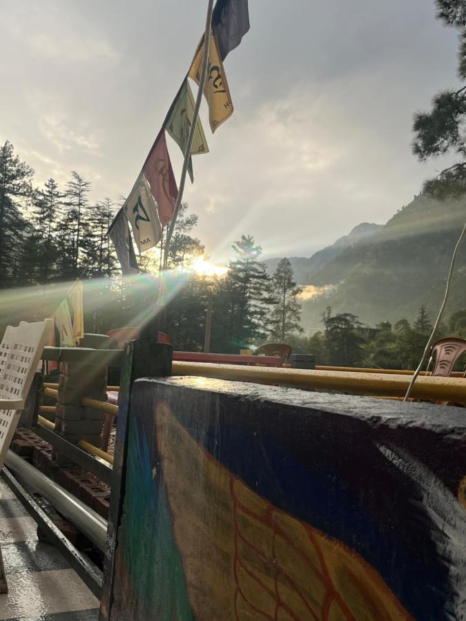 Shanti Cafe & Hostels Kasol Bagian luar foto