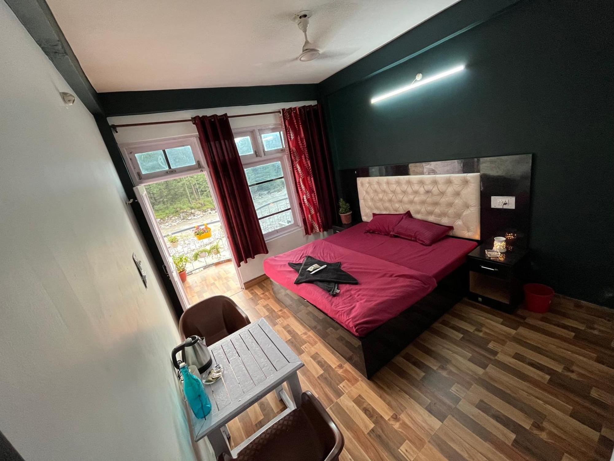 Shanti Cafe & Hostels Kasol Bagian luar foto